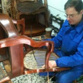 Rejillería López hombre restaurando silla